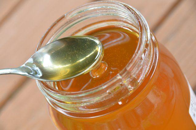 <p>2 kaşık bal ile 3 tatlı kaşığı toz tarçın demlenmiş çay içinde eritilerek içildiğinde kolesterol seviyesini azaltır. Anti aging (yaşlanmayı geciktiren) bir besindir.</p>
<p> </p>