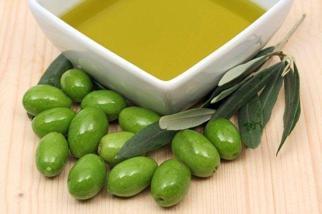 <p><strong>ZEYTİN VE ZEYTİNYAĞI: </strong>Zeytinyağı, kalp damarlarını korur ve besler. Meme kanserinin oluşumunu engeller. Kötü kolesterolü düşürür ve damarların daralmasını önler. Antioksidandır. Damar sertleşmesini engelleyen polifenol içerir; özellikle ilk sızma zeytinyağında vardır. Mide kanserine yakalanma oranını düşürür. Anne sütünü artırır.</p>
<p> </p>