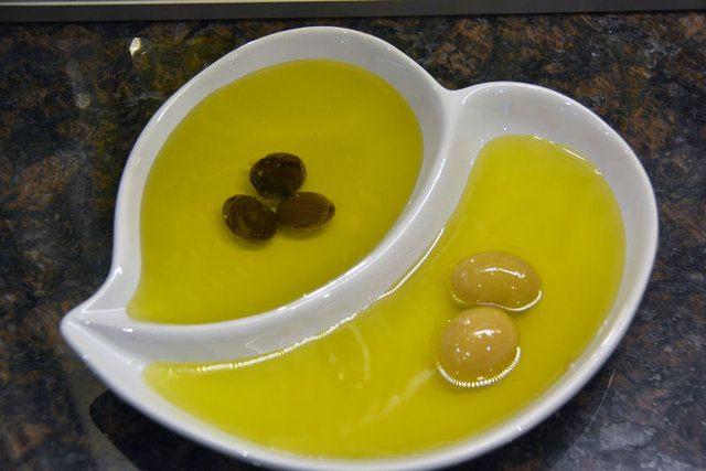 <p>Adek vitamini içermektedir. Oleik asit içerir. Bu, tekli doymamış yağ asididir. Bunun kanseri önlediği, artık bilimsel çalışmalarla ispatlanmıştır. Mide ülser oluşumunu engeller.</p>
<p> </p>