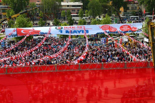 <p><span style="color:#FFFFFF">HAK-İŞ Konfederasyonu'nun bu yıl Sakarya'da kutladığı 1 Mayıs Emek ve Dayanışma Günü'ne 32 ilden yaklaşık 15 bin kişi katıldı. ​</span></p>
