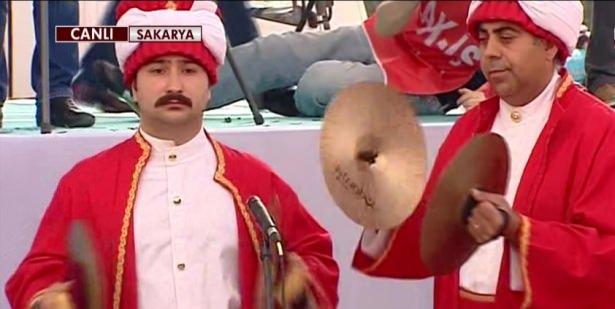 <p><span style="color:#FFFFFF">1 Mayıs kutlamalarına Sakarya Büyükşehir Belediyesi Mehter Takımının yaptığı gösteri damgasını vurdu.</span></p>