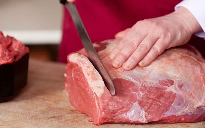 <p>Kurban Bayramı'nda en sık tekrarlanan ve sağlık problemlerine sebep olan yanlışlardan biri taze kesilmiş etlerin bekletilmeden tüketilmesi alışkanlığıdır.</p>
