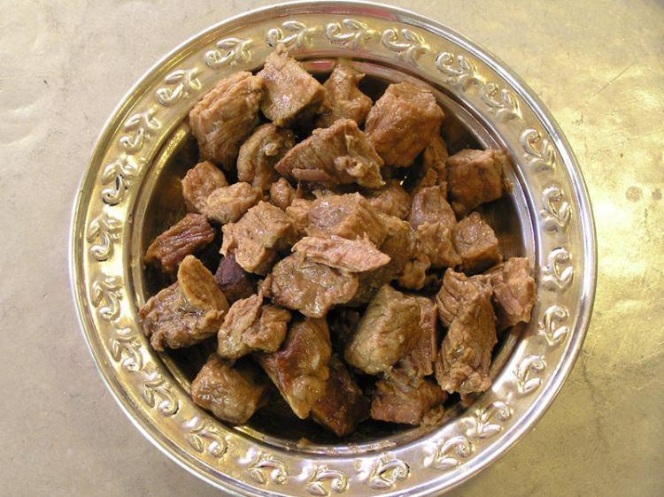 <p>- Kavurma,<strong> kızartma gibi yağlı etler </strong>tüketilmemeli. </p>