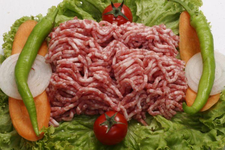 <p>Kırmızı et her vücudun ihtiyacı olan protein kaynağı olsa da, %20'sinin yağ içerdiği ve bu yağların sağlığı olumsuz etkilediği gerçeği göz ardı edilmemelidir.</p>
<p>Geniş sofraların kurulduğu bayram boyunca hem öğün sayısı, hem de et tüketimi arttıyor. Ancak kırmızı et tüketimine dikkat edilmediğinde ciddi sağlık sorunlarına neden olabilir.</p>