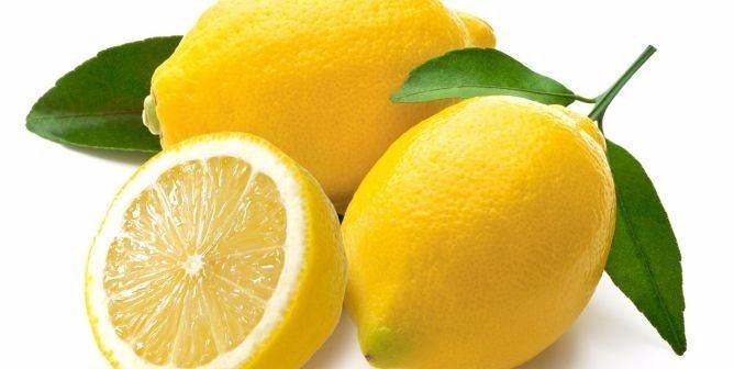 <p>Limonun suyunu sıkarak yemeklerden sonra içebilir,</p>