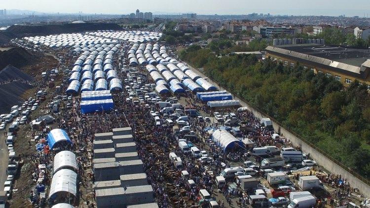 <p>Kurban Bayramı'nın 1.gününde İstanbullu'lar kurban kesim merkezlerini doldurdu.  600 çadırlık Sultangazi'deki İstanbul'un en büyük kurban satış merkezi de yoğunluktan nasibini aldı. Bayram namazının ardından alana gelen vatandaşlar, kesim merkezleri önünde uzun kuyruklar oluşturdu. </p>
