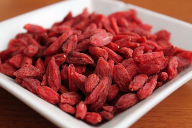 <p>Goji Berry, diğer bütün küçük renkli meyveler gibi antioksidanlar açısından zengin.</p>

<p>Bu nedenle yine tüm küçük taneli meyveler gibi vücudun atıklardan ve zararlı maddelerden temizlenmesine yardımcı. Aynı zamanda iyi bir C vitamini ve lif kaynağı.</p>
