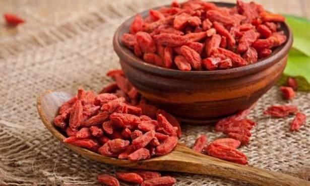 <p>Goji Berry; diyabetik ilaçlarla ve hipertansif ilaçlarla da etkileşebildiği için; şeker ve yüksek tansiyon hastalarının da doktor ve/veya diyetisyene danışmadan tüketmemeleri gerekiyor.</p>
