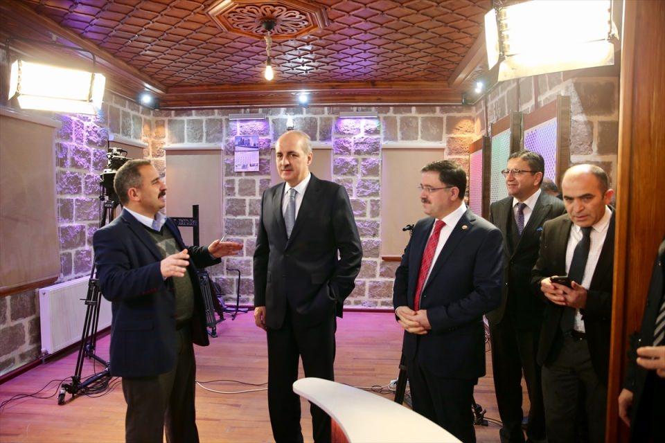 <p>Başbakan Yardımcısı Numan Kurtulmuş, Anadolu Yayıncılar Derneğini ziyaret ederek, Yönetim Kurulu Başkanı Sinan Burhan ve dernek üyeleriyle bir araya geldi.</p>