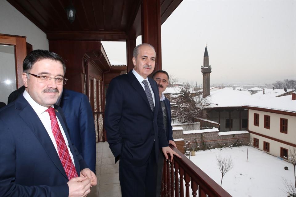 <p> Kurtulmuş, derneğin Altındağ Hamamarkası'nda bulunan merkezi ve KON TV Ankara bürosunu ziyaret etti. Dernek binasını gezen Kurtulmuş, Burhan ve dernek üyelerinden çalışmalar hakkında bilgi aldı.</p>
<p> </p>