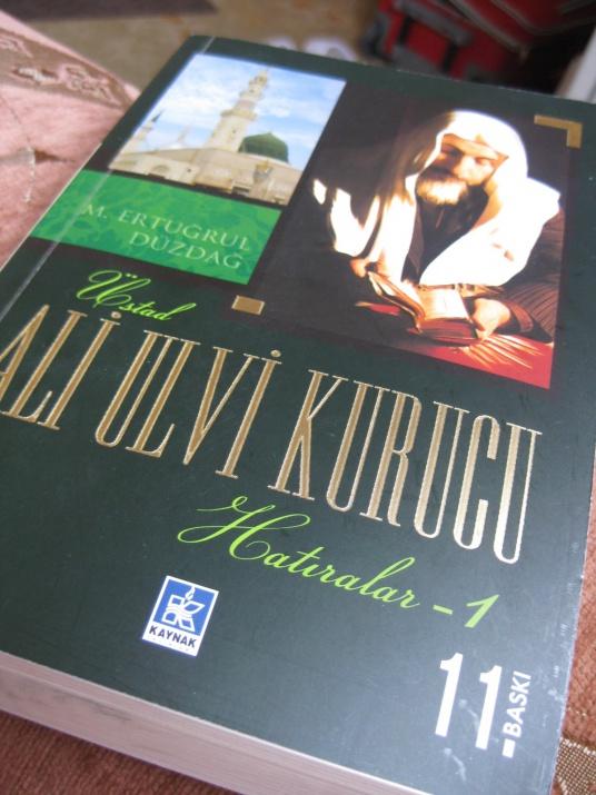 <p><strong>Kitabın adı:</strong> Üstad Ali Ulvi Kurucu'nun Hatıraları 1-2-3<br /><strong>Yazarı:</strong> M.Ertuğrul Düzdağ<br /><strong>Yayınevi:</strong> Kaynak Yayınları<br /><strong>Basım tarihi:</strong> 2013 Şubat <br /><strong>İSBN:</strong> 9789944125130</p>
<p><strong>Eser hakkında detaylı bilgi almak için: >><span><span style="color: #ff6600;"><a href="http://www.ilknokta.com/ali-ulvi-kurucu-hatiralar-m288.html" target="_blank"><span style="color: #ff6600;">TIKLAYIN</span></a></span><<</span></strong></p>