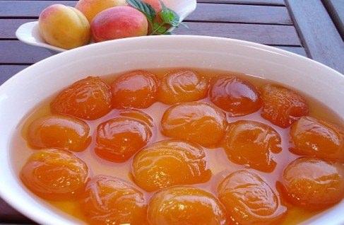 <p>Dişlerin daha sağlam ve kuvvetli olmasında önemli rol oynar. Kalp kaslarını kuvvetlendirir ve daha düzenli çalışmasını sağlar. Potasyum oranı yüksek olması nedeniyle kalp yetmezliği,böbrek hastalıkları, hepatit ve siroz tedavisinde olumlu etkiler gösterir. Saf karbonhidrat içerdiğinden hazır enerji kaynağıdır.</p>