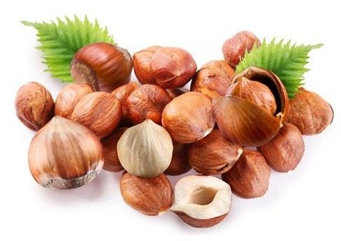 <p><strong>FINDIĞIN FAYDALARI </strong></p>
<p>Omega 3 kaynağı olarak kalp ve damar dostu bir besindir. İçinde bulunan Omega 3 kan pıhtılaşmasını ve damar sertliğini önler; tansiyonu düşürür, şeker hastalarında kalp hastalığı riskini azaltır. E vitamini bakımından zengin olması nedeniyle antioksidan ve yaşlılık engelleyici bir gıdadır, adet döneminde kan şekeri düşüklüğüne faydalıdır. İçerdiği E vitamini şeker hastalığının gelişimini engeller; kalp, damar, beyin ve sinir fonksiyonlarını düzenler, yaraların iyileşmesine faydalı olur, prostat kanserinden korur.</p>
