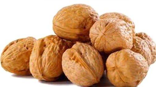 <p>Fındıkta bulunan B5 vitamini stresi giderici özelliği olan bir vitamindir. İçerdiği B6 vitamini bağışıklık sistemini güçlü tutmaya yarar, kan şekeri düşüklüğüne faydalıdır. Gebelikte mutlaka takviyesi gereken B9 vitamini içerir. B9 vitamini damar sertliği yapıcı maddeyi azalttığı gibi kalp krizi, felç ve bunama riskini de azaltır. İçerdiği D vitamini kırmızı kan hücrelerinin yapımında rol alır, cilt yaralarının iyileşmesini hızlandırır. İçerdiği krom, kan şekerindeki oynamaları engellemek için gereklidir.</p>
