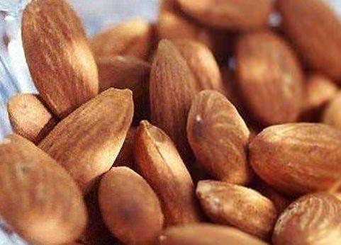 <p>Kolestrolü düşürür. Kalp krizi riskini azaltır. Her gün 42 gr badem veya fındık tüketimi kalp hastalığı riskini azaltmaktadır. Kan şekeri düzeyini ayarlar; kansere yakalanma riskini azaltır. Cinsel güçsüzlüğe karşı etkilidir. Bedenin ve zihnin yorgunluğunu giderir. Baş ağrısı, karaciğer ve böbrek ağrılarını hafifletir.</p>