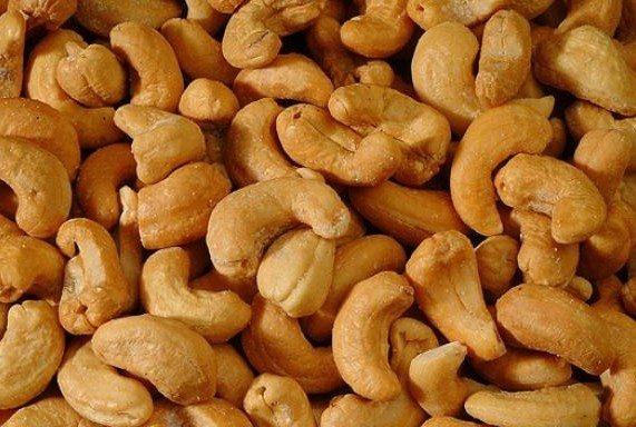 <p>Özellikle gebelikte takviyesi gereken demir (6,43 mg/100 gr) mineralini içerir. İçerdiği selenyum ile vücudu çeşitli hastalıklardan korur,şeker hastalığının gelişimini engeller,kansere karşı direnci arttırır. İçerisinde bulunan potasyum tansiyon düşürücü özelliğe sahiptir. Kalp yetmezliği, böbrek hastalıkları, hepatit ve siroz tedavisinde olumlu etkiler gösterir.</p>
