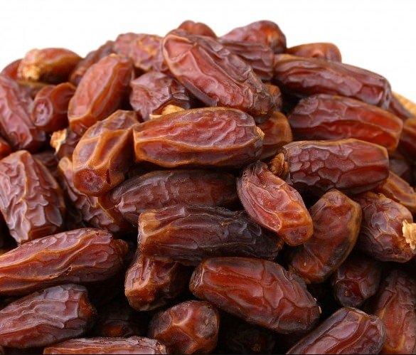<p><strong>KURU HURMA FAYDALARI</strong></p>
<p>Hurma, zihni ve bedeni gelişmeyi sağlar. Kansere karşı koruyucudur, öksürüğü keser, boğaz ağrısını, bronşiti ve soğuk algınlığını giderir. Kemik hastalıklarında faydası ise yadsınamaz. Mineraller açısından oldukça zengindir. İçeriğinde kalsiyum. potasyum. demir, B vitamini bulunmaktadır.</p>
