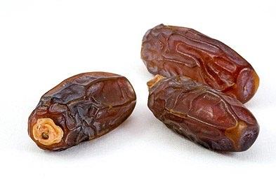 <p>Hurma, zihni ve bedeni gelişmeyi sağlar. Kansere karşı koruyucudur, öksürüğü keser, boğaz ağrısını, bronşiti ve soğuk algınlığını giderir. Kemik hastalıklarında faydası ise yadsınamaz. Mineraller açısından oldukça zengindir. İçeriğinde kalsiyum. potasyum. demir, B vitamini bulunmaktadır.</p>

