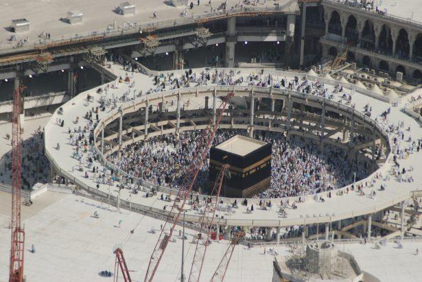 <p>Umre ibadetini yerine getirmek i&ccedil;in kutsal topraklara giden binlerce M&uuml;sl&uuml;man, Mescid-i Haram&rsquo;a akın ediyor.&nbsp;</p>

