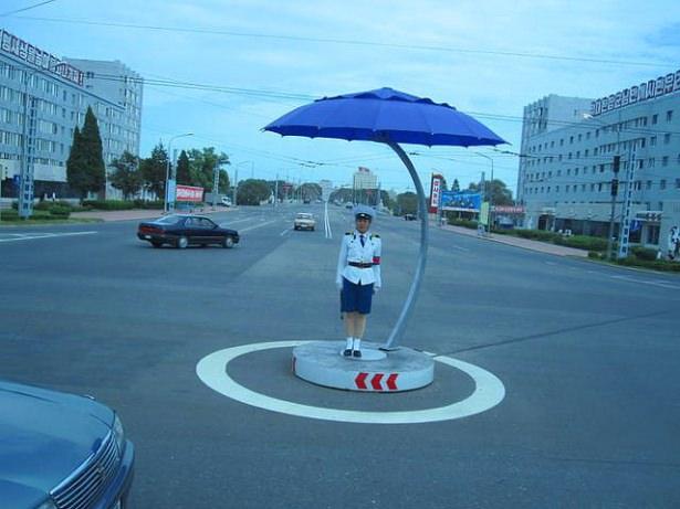 <p>&Uuml;lkede &ccedil;alışır durumda trafik ışığı yok denecek kadar az. Zaten &ccedil;ok ara&ccedil; olmadığından trafik polisleriyle işi hallediyorlar.</p>
