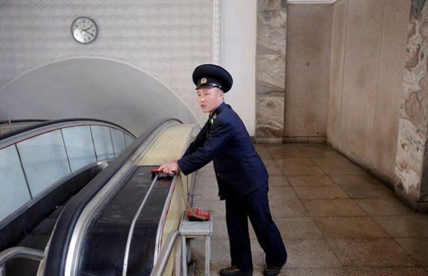 <p>Başkent Pyongyang metrosu &uuml;lkeye dair gizemini koruyan yerlerden biriydi. D&uuml;nyanın en derin metro istasyonu olarak nitelenen istasyonun ger&ccedil;ekten var olup olmadığı bile sorgulanır olmuştu.</p>

<p>&nbsp;</p>
