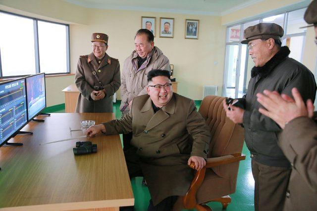 <p>Kuzey Kore ordusunun füze motoru denemesinin ardından Kim Jong-un, "Bugün elde ettiğimiz başarıda dünya yakında tarihi bir ana tanıklık edecek" dedi. Kuzey Kore ordusu, yüksek performanslı füze motoru denemesi gerçekleştirdi.</p>

<p> </p>
