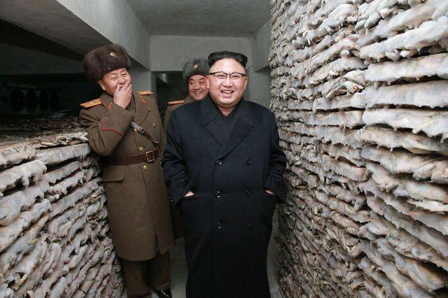 <p>Bu yılki tatbikat, Kuzey Kore'nin ge&ccedil;en ayki f&uuml;ze denemesi ve Seul'&uuml;n Kuzey Kore lideri Kim Jong-un'un &uuml;vey kardeşi Kim Jong-nam'ın 13 Şubat'ta Malezya'da &ouml;ld&uuml;r&uuml;lmesi olayının arkasında Pyongyang y&ouml;netiminin olduğuna dair iddiaları y&uuml;z&uuml;nden iki &uuml;lke arasında gerginliğin y&uuml;kseldiği bir d&ouml;neme rastladı.</p>

<p>&nbsp;</p>
