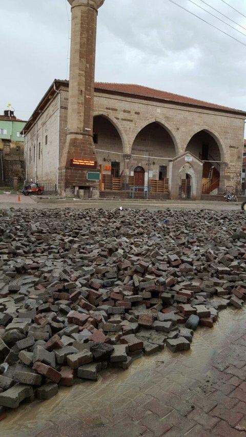 <p>İlçe merkezinde sel nedeniyle büyük çapta maddi hasar meydana geldi, parke taşları yerinden söküldü.</p>
<p> </p>