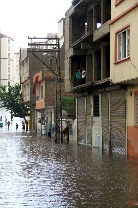 <p><strong>ARTVİN'DE ARAÇLAR ÇAYA SÜRÜKLENDİ</strong></p>

<p>Yusufeli ilçesinde akşam saatlerinde etkili olan sağanak yağış, bazı sokak ve caddelerde sele yol açtı.</p>
