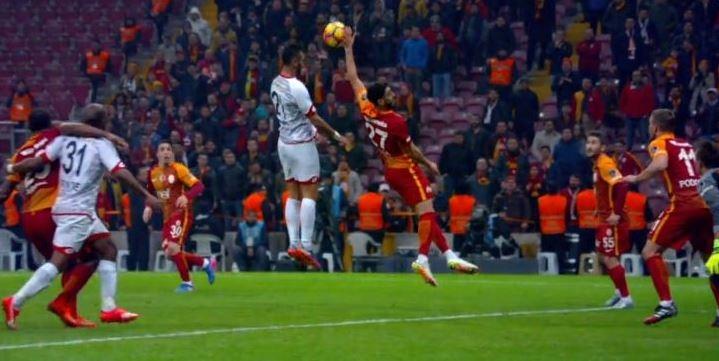<p>Galatasaray-Gençlerbirliği maçında Muslera'nın kurtardığı penaltı sonrası kullanılan kornerde Tolga Ciğerci adeta voleybolcu gibi topa elle müdahele etti. Hakem Fırat Aydınus tereddütsüz beyaz noktayı gösterdi.</p>

<p>Bu penaltı sonrası sosyal medyada Galatasaraylı taraftarlar Tolga Ciğerci'ye adeta ateş püskürdü.</p>
