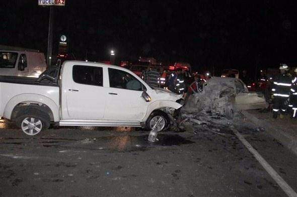 <p>Bakanlar Kurulu kararıyla 9 güne çıkan Kurban Bayramı tatili nedeniyle şehirler arasında trafik artarken, alınan önlemlere rağmen tatil dönüşünde de ölümlü ve yaralanmalı trafik kazalarının önüne geçilemedi.</p>
<p> </p>