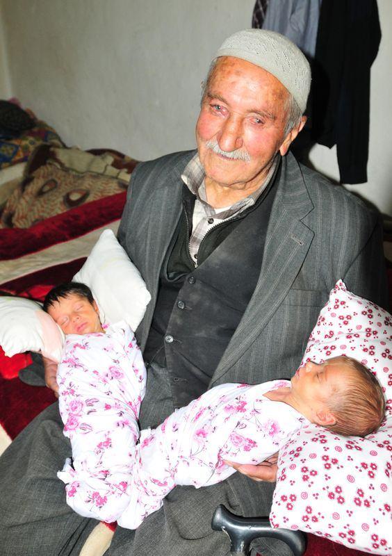 <p>VAN’ın Bahçesaray İlçesi’nin İslam Mahallesi’nde yaşayan 85 yaşındaki Abdullah Sevinç’in, ikinci eşi 46 yaşındaki Mihrinaz Sevinç’ten ikiz çocuğu oldu. </p>
