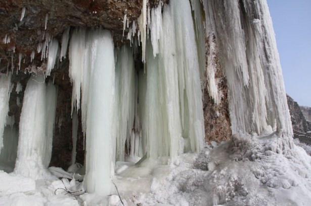<p>Soğuk havanın etkili olduğu Ardahan’da göl, nehir ve çeşmelerden akan suyun buz tutması, Pamukkale’yi andıran görüntüler oluşturdu.</p>
