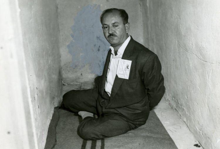 <p>Kayseri Milletvekili olan İbrahim Kirazoğlu, hakkında idam cezası verilen ancak uygulanmayan Agah Erozan gibi TBMM Başkanvekili’ydi. Hakkında yolsuzluk davası bulunmayan Kirazoğlu, “Meclis’i taraflı idare etmek” suçuyla Yassıada’da hâkim karşısına çıkarıldı.</p>
