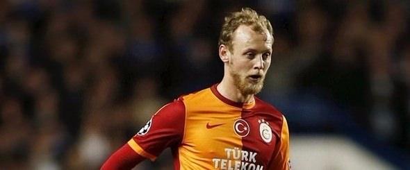<p>Semih Kaya<br />
<br />
Galatasaraylı oyuncunun mangal yaparken gözüne kömür kaçmıştı.</p>
