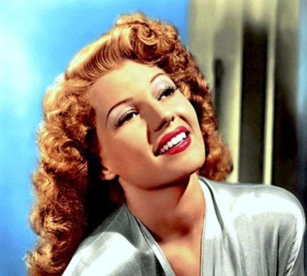 <p><strong>Rita Hayworth</strong></p>

<p>Saçlarıyla herkesin dikkatini çeken Haywort, her banyo öncesi saçlarına yağ sürerek havluya sarıyormuş ve limonlu suyla duruluyormuş.</p>
