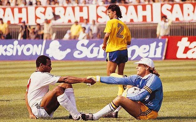 <p>İnönü Stadı Haziran 1989 | Les Ferdinand, Toni Schumacher, İsmail Kartal (Beşiktaş - Fenerbahçe)</p>
