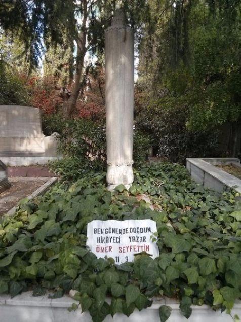 <p>Arkadaşlarının, ölümünden sonradan haberdar olduğu Seyfettin’in cenazesi, Kuşdili’nde Mahmud Baba haziresinde toprağa verildi. Ama ünlü yazarın cesedinin başına gelenler bu kadarla da sınırlı kalmadı: Onun kemikleri ölümünden 19 yıl sonra Asya’dan Avrupa’ya taşındı. Gerekçe ise, Mahmud Baba haziresinin üzerinden yol geçecek olmasıydı! Bu yüzden Seyfettin’in mezarı, 23 Ağustos 1939’da Zincirlikuyu Mezarlığı’na nakledildi.</p>
<p> </p>