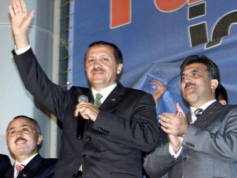 <p>Partinin 16 Ağustos 2001’deki ilk genel kongresinde Erdoğan genel başkan seçildi.</p>

<p> </p>
