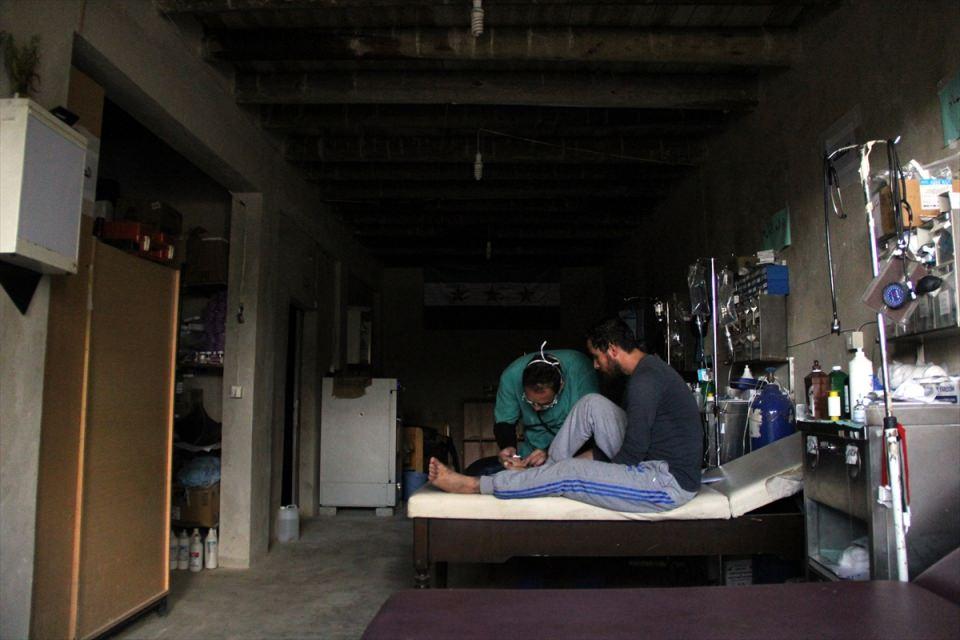 <p>"5 yıllık sürede hastanemiz 1 saat bile faaliyetlerine ara vermedi. Çünkü burası can kurtarıyor. O yüzden zemine beton döküp hemen faaliyete geçirdik. 100 metrekarelik alanda ameliyathane, acil, laboratuvar, eczane ve röntgen odası kurduk. Şu an 7'si doktor 44 personelle bölge halkına hizmete devam ediyor.</p>