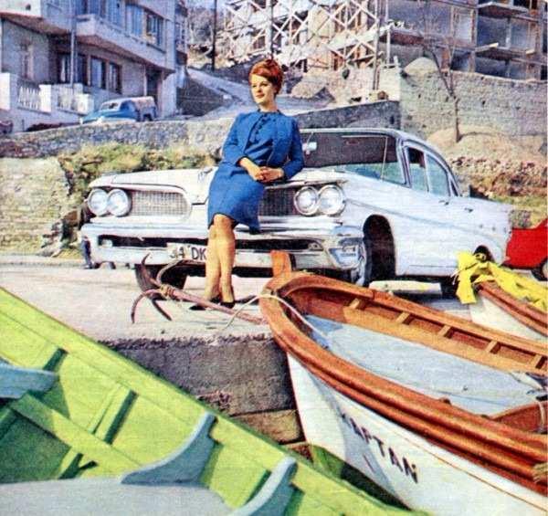 <p><strong>Hülya Koçyiğit, 1959 model Pontiac Catalina’sıyla birlikte…</strong></p>

<p>Hülya Koçyiğit ise arabasını 1966 yılında 55.000 TL’ye satın almıştı.</p>
