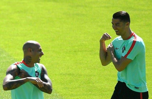 <p>İdmandaki neşesiyle takıma moral veren Quaresma Real Madrid'in yıldızı ve yakın arkadaşı Cristiano Ronaldo'ya da takılmayı ihmal etmedi.</p>
