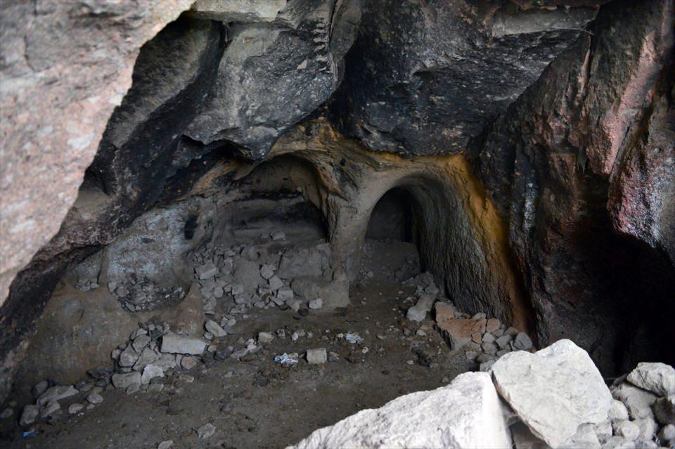 <p>Yer altı şehirlerinin çizimini, haritalanmasını yaparken ilginç bir şekilde bölgedeki en çok odaya ve katmana sahip bir yer altı şehri olduğunu fark ettik. Hatta belki de Türkiye'de ilk defa 50'den fazla odaya sahip bir yer altı şehri olduğunu gördü.</p>
