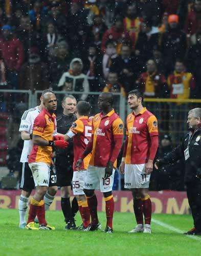 Melo Twitter'da yaptığı açıklamada şunları söyledi: Kamera görüntülerini defalarca izleyebilirsiniz. Çok üzgünüm ama haklı olduğumun kanıtlanacağına eminim"