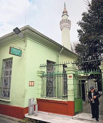 Akbıyık Camii: Ahırkapı'da, demiryolu ile sahil arasındaki bu cami, İstanbul'un en eskilerinden. Fetih yılında, 1453 tarihinde Akbıyık Muhyiddin Efendi tarafından yapılmış. Zamanla harap olan cami 1950 yılında, aslı gibi olmasa da restore edilmiş.
