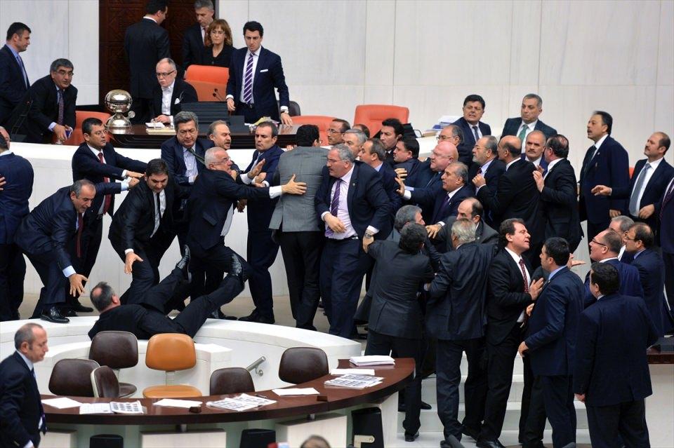 <p>Yılın Siyaset Fotoğrafı ikincisi Cumhuriyet Gazetesi'nden Necati Savaş oldu. Türkiye Büyük Millet Meclisi Genel Kurulu'nda iç güvenlik yasa tasarısı görüşmeleri sırasında çıkan tartışma sonucunda CHP Tokat Milletvekili Orhan Düzgün merdivenlerden yuvarlanmıştı.</p>
