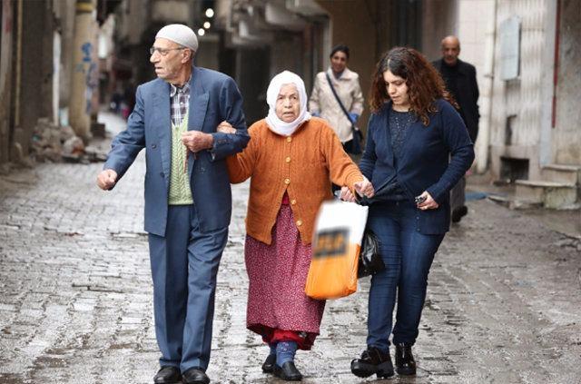 <p>...Bu tehlike ve olumsuzlukların giderilmesi, halkın huzur ve güvenliğinin sağlanması amacıyla güvenlik birimlerince gerçekleştirilecek faaliyet sırasında halkın can güvenliğinin sağlanması ve herhangi olumsuzluk yaşanmaması için Kaynartepe Mahallesi'nin tamamında sokağa çıkma yasağı kararı alınmıştı.</p>

<p> </p>
