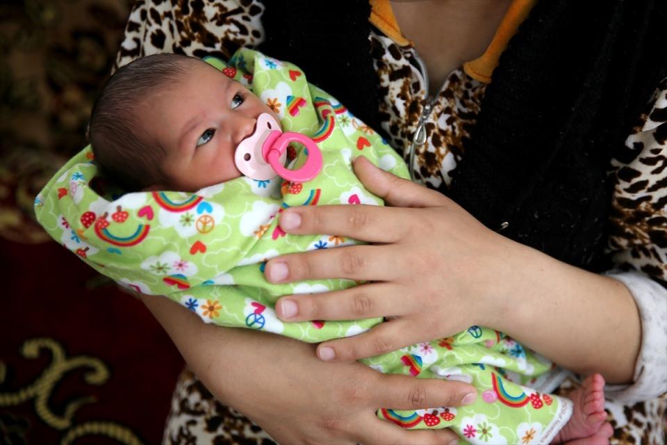 <p>Türkiye'ye geldiğinde 6 aylık hamile olan 26 yaşındaki Feride Rüştü, üçüncü çocuğunu 26 Mart'ta sağlıklı şekilde dünyaya getirdi. Ailenin üçüncü kızı olan bebeğe, Songül ismi verildi. Songül bebek, Üzümlü ilçesine yerleştirilen Ahıska Türkleri'nin, Türkiye'de dünyaya gelen ilk ferdi oldu.</p>

<p> </p>
