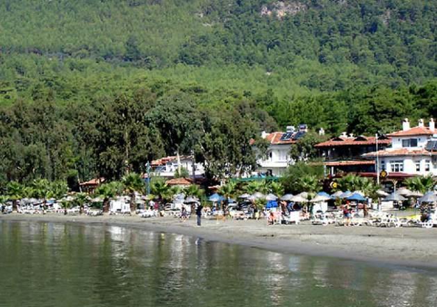 <p>Akyaka plajı genç aileler için ideal çünkü denizin suları hem sığ hem de berrak. Sahilde birkaç tane ucuz bar ve restoran var. Ayrıca eğer isterseniz sadece 40 dakika uzaklıktaki şehir merkezine giderek alışveriş yapabilirsiniz.</p>
