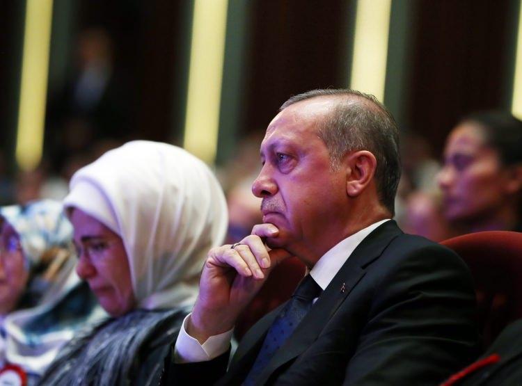 <p>15 Temmuz darbe girişimi sırasında Özel Harekât Merkezi'nde görevliyken şehit olan polis memuru Mehmet Oruç ile ikizi Ahmet Oruç'un babası Ali Oruç'un törende yaptığı konuşmada yazdığı şiiri okuması, Cumhurbaşkanı Recep Tayyip'i ve salonda bulunanları duygulandırdı.</p>